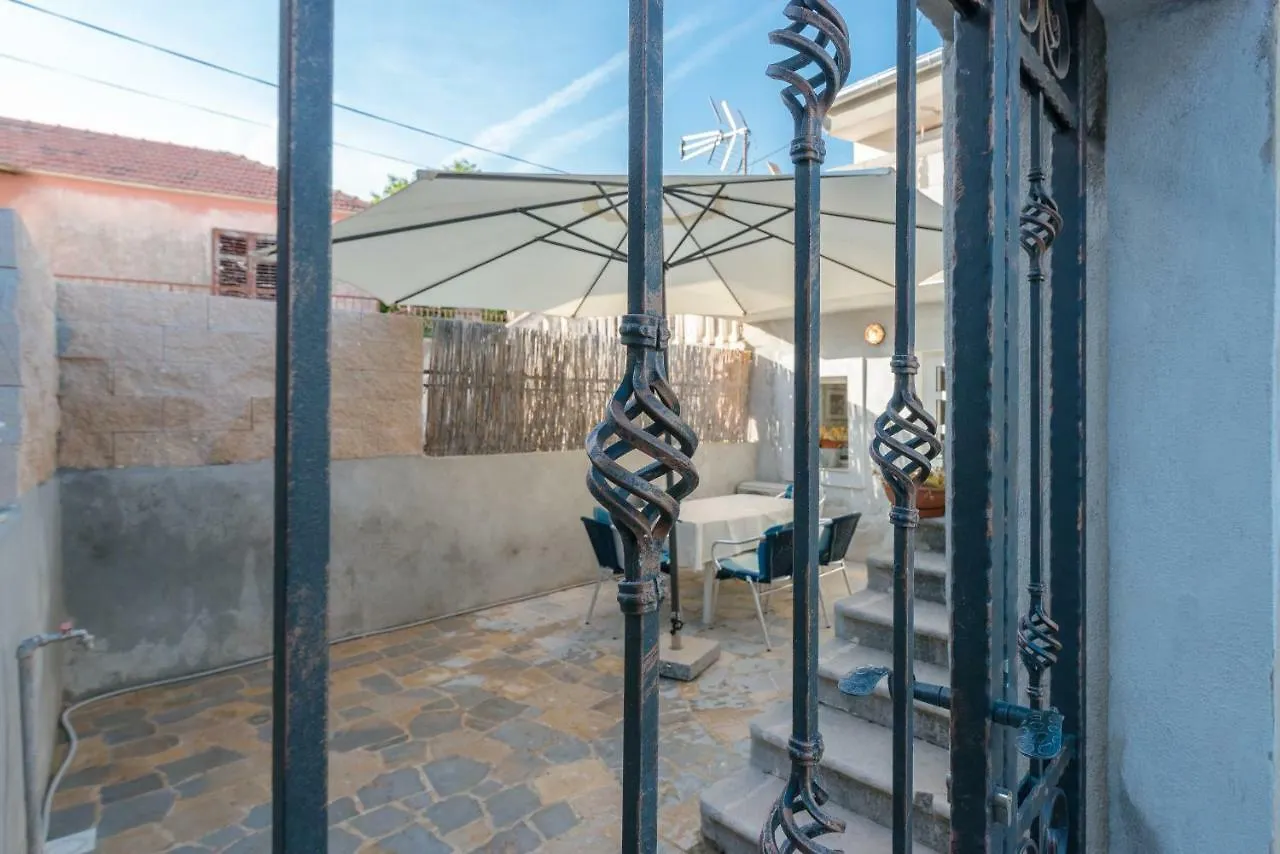 Valentino Apartment Turanj 0*,